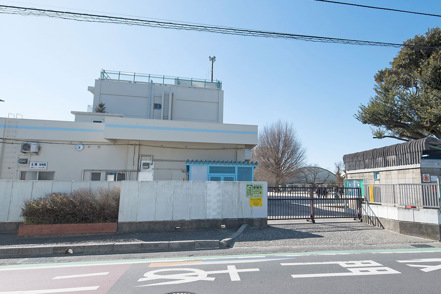 塚田小学校(現地より徒歩10分)